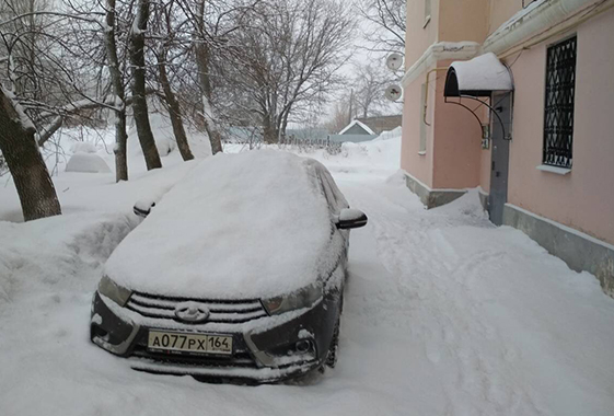 В Вольске упавшие с крыши глыбы разбили новую «Весту»