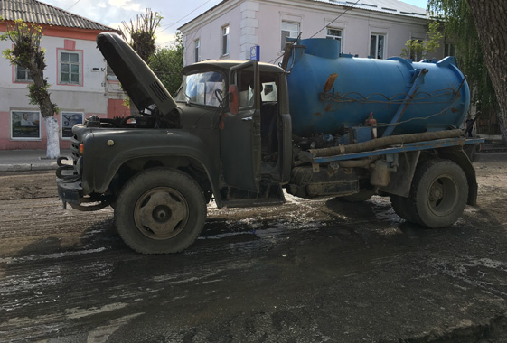 Дорожный знак поссорил водоканал и семью из Вольска