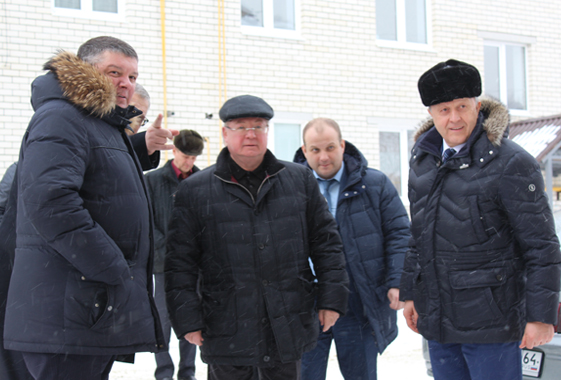 Сергей Степашин проверил в Вольске дом для переселенцев