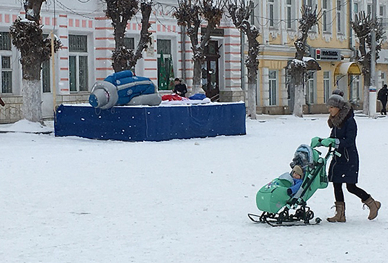 На центральной площади сдулись Дед Мороз со Снегурочкой