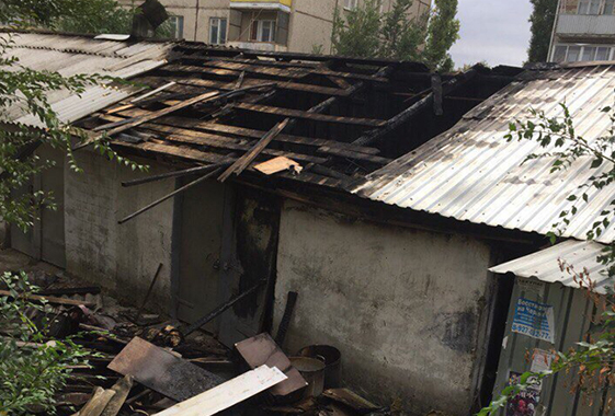 В центре Вольска сгорели сараи на площади более 200 кв. метров