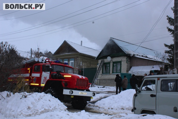 В Вольске три расчета тушат частный дом