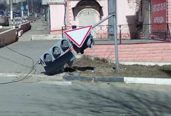 В Вольске большегруз согнул в дугу светофор и дорожный знак