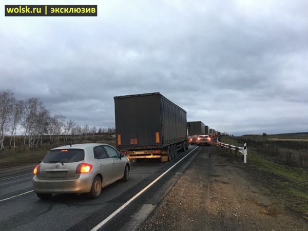 На трассе под Вольском образовалась огромная пробка