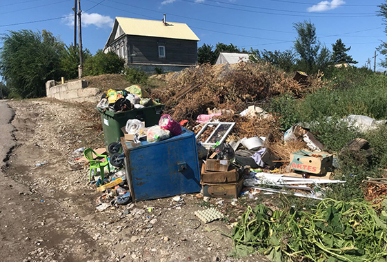 В Вольске мусоропроводы и баки остаются переполненными