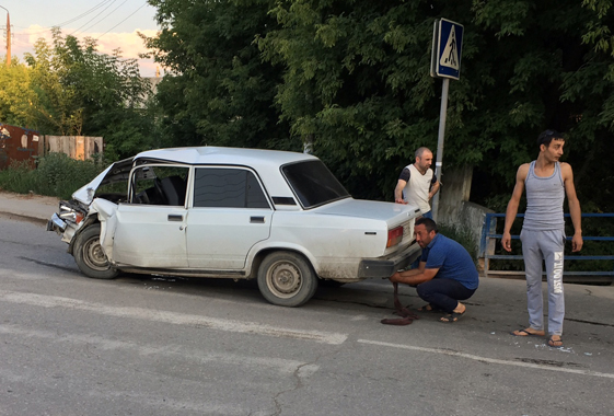 На мосту «Жигули» врезались в бордюр