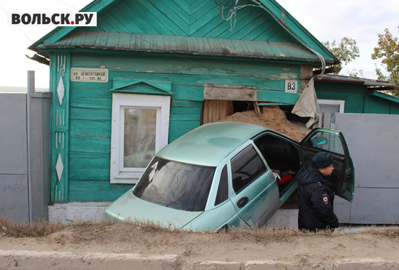 В Вольске «Лада» протаранила окно жилого дома