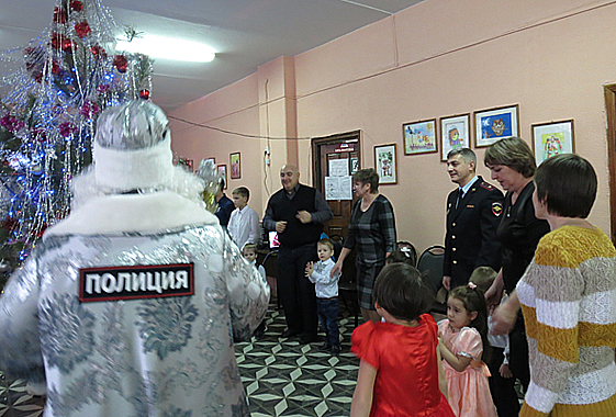 К детям пришли Дед Мороз с нашивкой «Полиция» и Снегурочка из ГИБДД