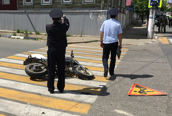 Столкновение мотоцикла и грузовика водоканала попало на видео