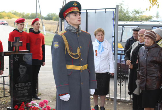 В Вольске установили памятник летчику, погибшему под Ржевом