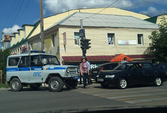 В Вольске полицейский автомобиль столкнулся с «Ладой»