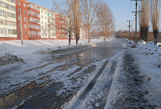 Из-за прорыва водовода затопило улицу Фирстова