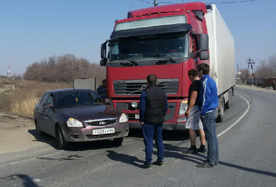 Под Вольском из-за ДТП у переезда образовалась большая пробка