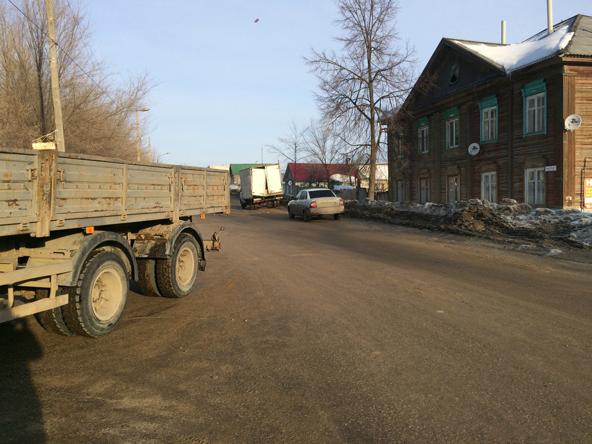 В Вольске грузовик потерял управление и врезался в 2 автомобиля (фото)