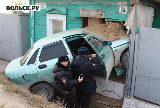 Объявлен в розыск водитель, врезавшийся в окно жилого дома