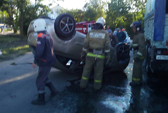 Автоледи с 3 детьми врезалась в припаркованный грузовик и перевернулась