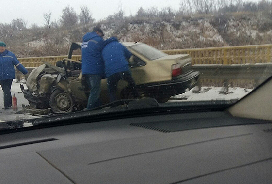 В лобовом столкновении на мосту один человек погиб и трое пострадали