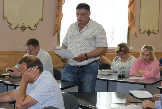 Замдиректора водоканала попросили не хвалиться трубой в парке