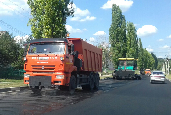 Дорогу у Зеленстроя асфальтируют сплошным слоем