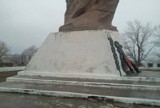 В Вольске ищут «малолетних мразей», разрисовавших памятник