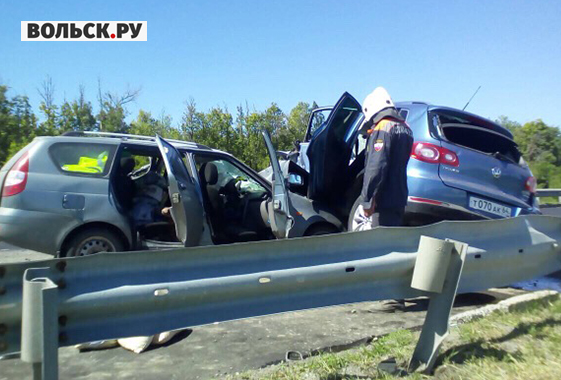 В ДТП под Вольском погиб водитель и пострадали 4 человека