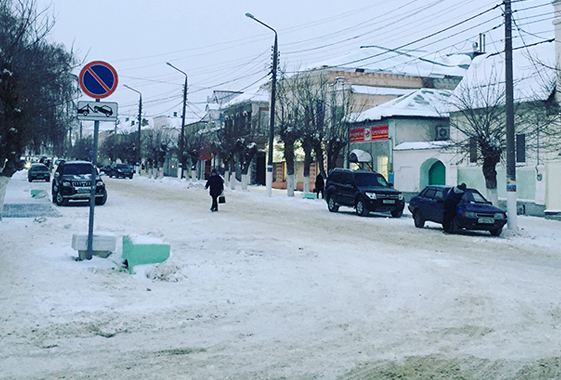 Сотрудники ГИБДД занялись парковкой на пешеходной улице