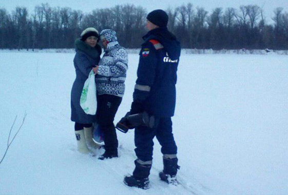 Пьяненькие подружки загуляли и нашлись на середине Волги