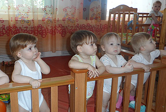 Попавшие в дом ребенка дети в родные семьи не возвращаются