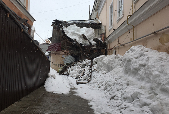 В центре Вольска глыбы снега раздавили крышу парикмахерской