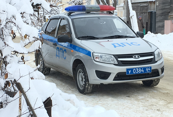 В Вольске пьяный водитель протаранил полицейскую машину