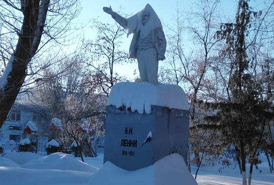 В Вольске памятник Ленину превратился в девицу с кокошником