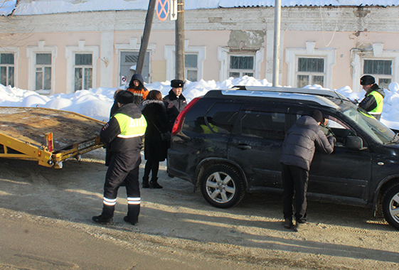 Пассажиры пытались отбить водителя от сотрудников ГИБДД