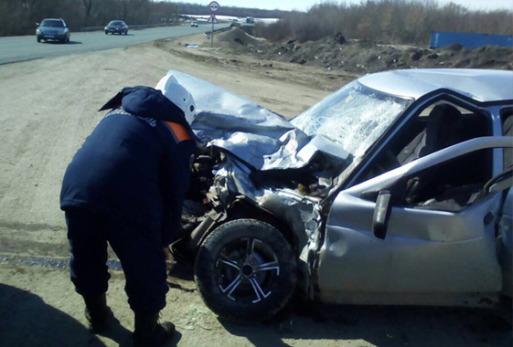 Под Вольском водитель разбил голову при столкновении с грузовиком