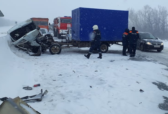 Во время метели в ДТП под Вольском попали 6 автомобилей