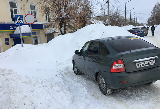 Запрещающие знаки не останавливают заезд машин на Революционную