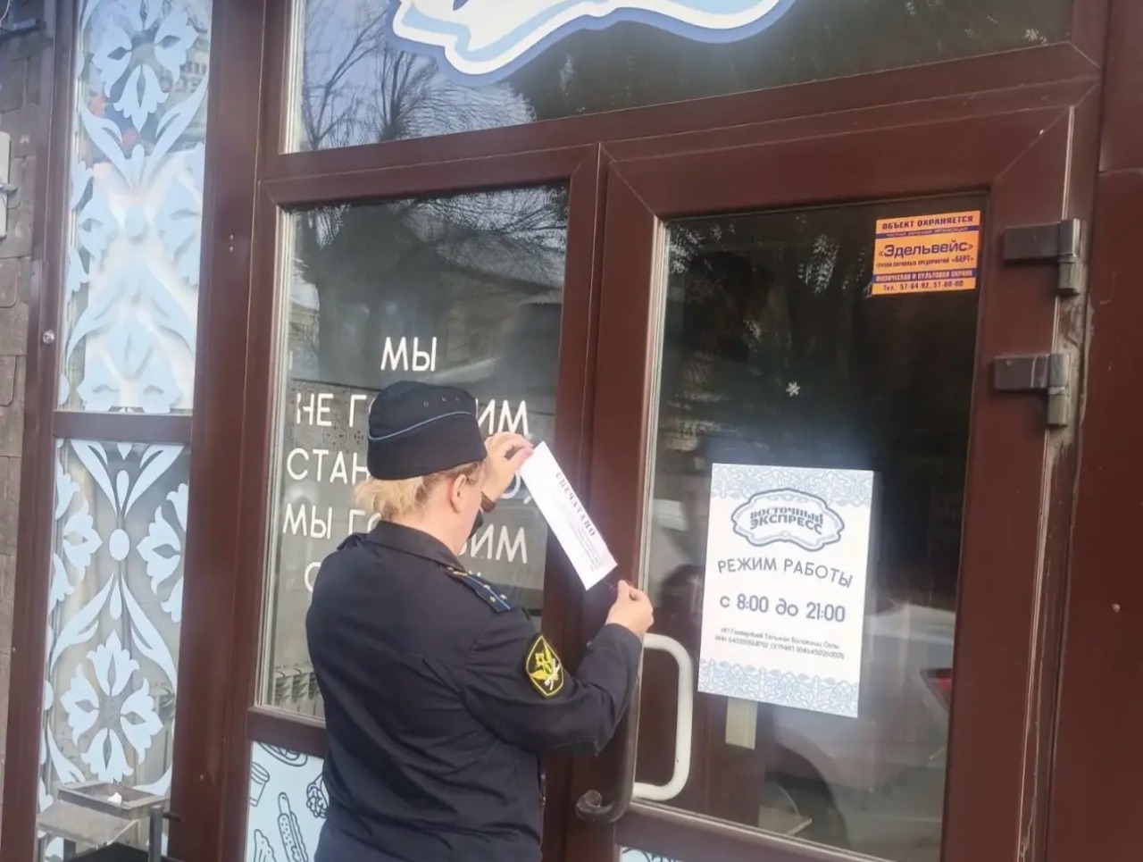 В Вольске приставы закрыли кафе из-за иностранного повара без патента